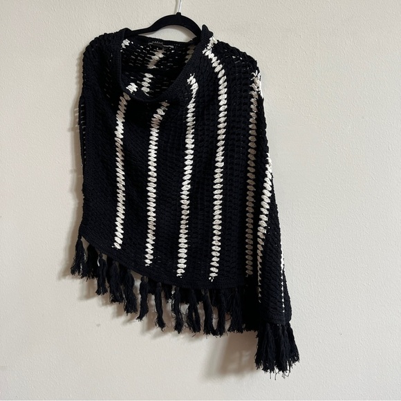 ANTHROPOLOGIE ONE SHOULDER CROCHET PONCHO BLACK AND WHITE ONE SIZE - Picture 5 of 6